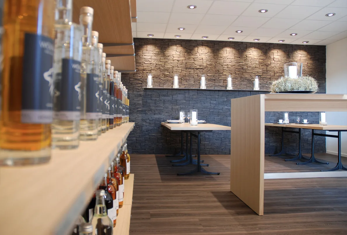 Blick durch das Wolfacker-Sortiment in den Showroom