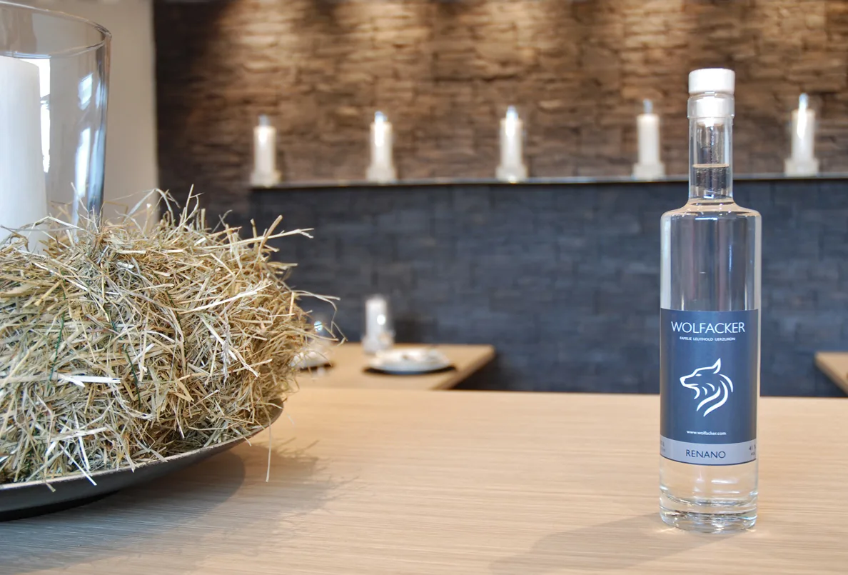 Wolfacker Renano neben einer Heudekoration im Showroom