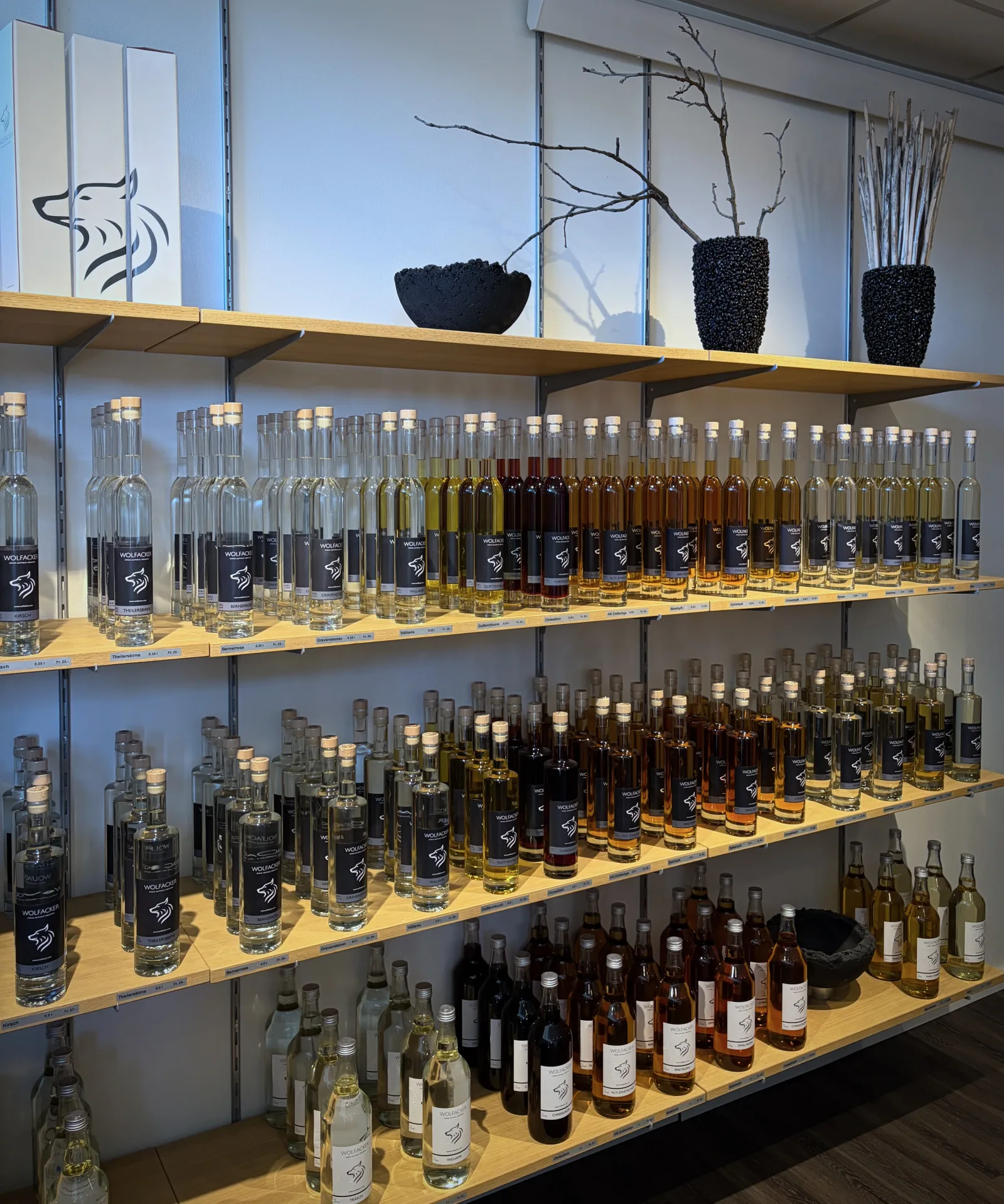 Das Wolfacker-Sortiment auf den Regalen im Showroom